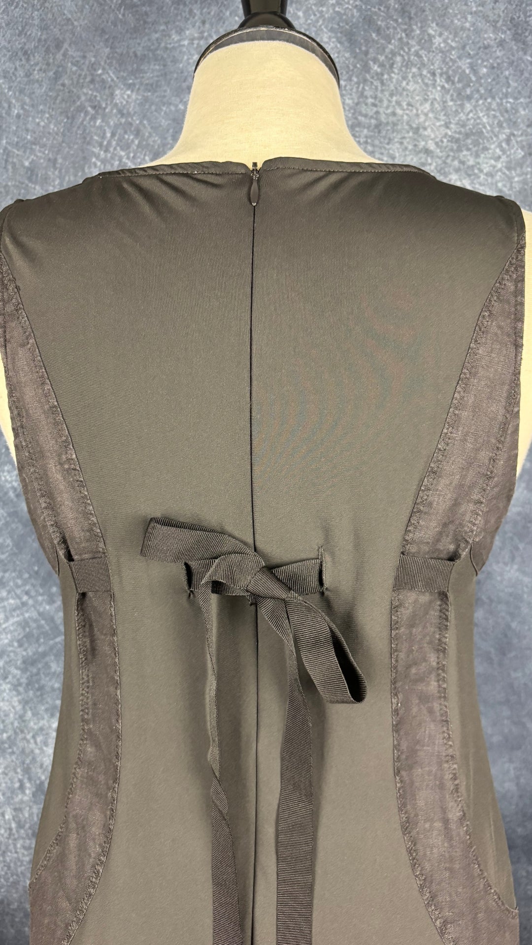 Robe grise coupe ballon sport chic bi-matière lin et nylon, Lauren Vidal, taille medium. Vue du haut du dos, de près.