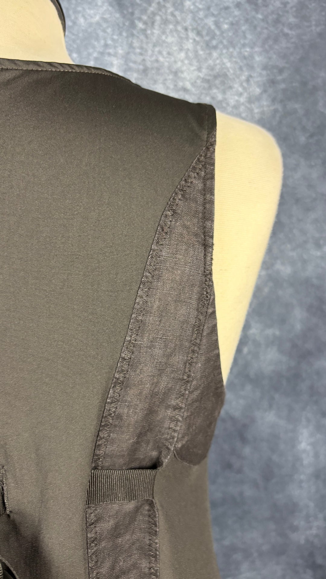 Robe grise coupe ballon sport chic bi-matière lin et nylon, Lauren Vidal, taille medium. Vue de près du mélange des tissu.