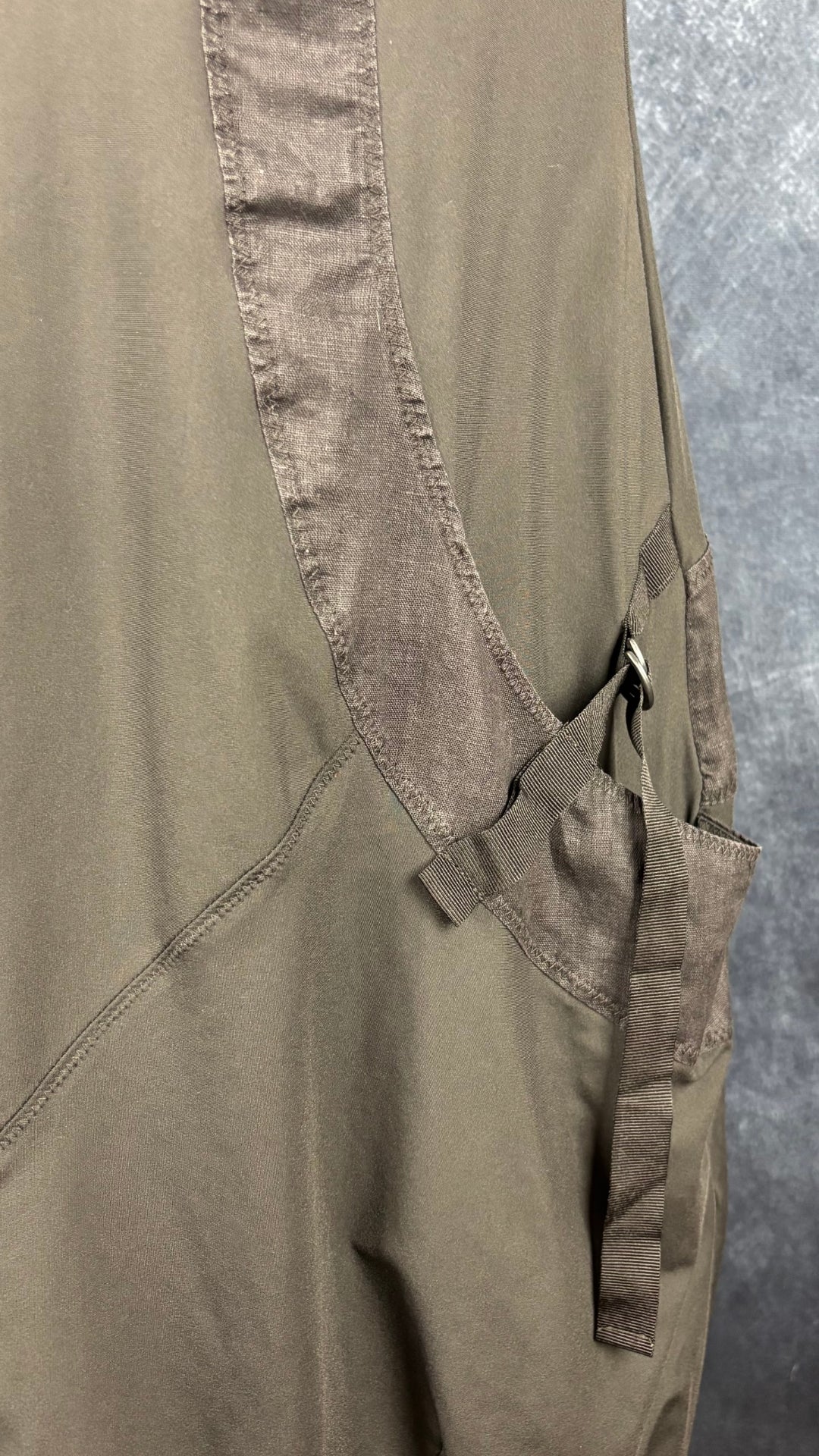 Robe grise coupe ballon sport chic bi-matière lin et nylon, Lauren Vidal, taille medium. Vue de la poche.