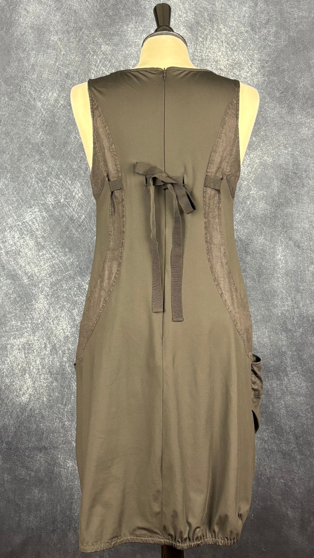 Robe grise coupe ballon sport chic bi-matière lin et nylon, Lauren Vidal, taille medium. Vue de dos.