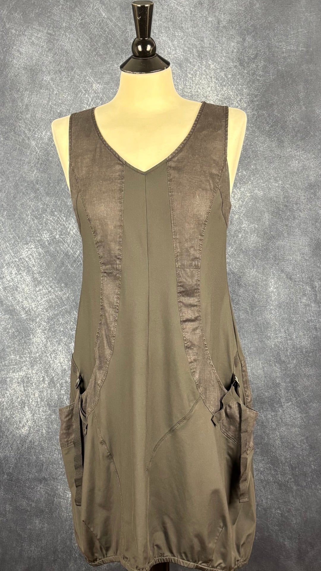 Robe grise coupe ballon sport chic bi-matière lin et nylon, Lauren Vidal, taille medium. Vue de face.