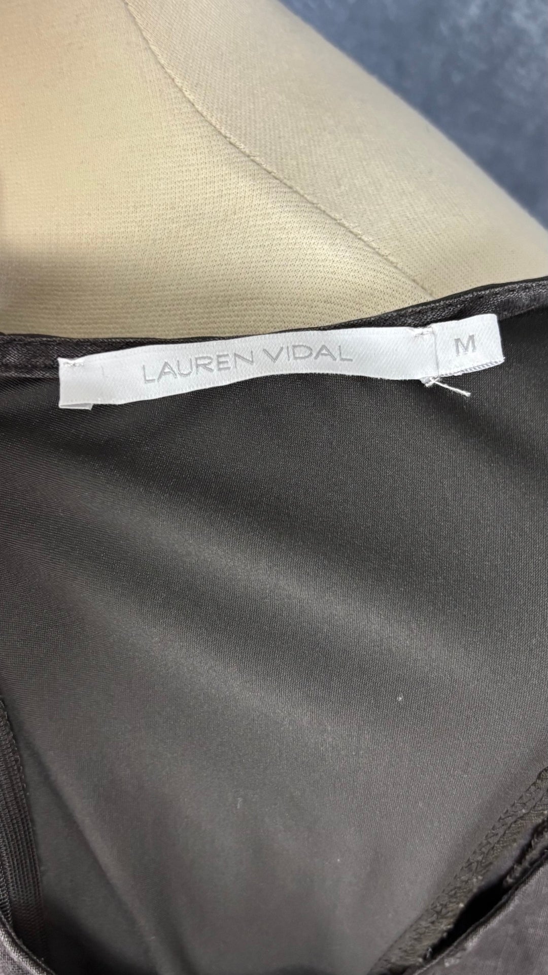 Robe grise coupe ballon sport chic bi-matière lin et nylon, Lauren Vidal, taille medium. Vue de l'étiquette.