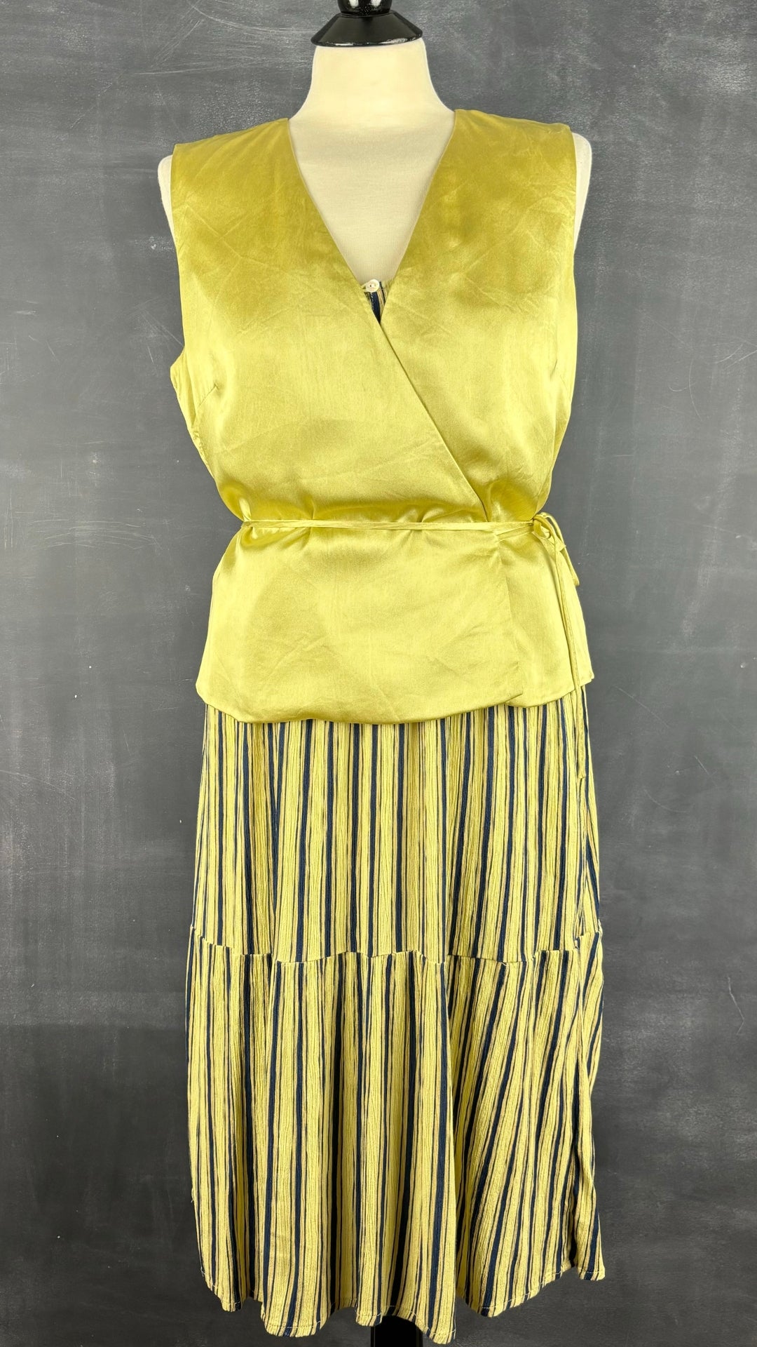 Robe jaune à rayures Ichi, taille m/l. Vue de l'agencement avec la camisole en soie Lafayette 148 New York.