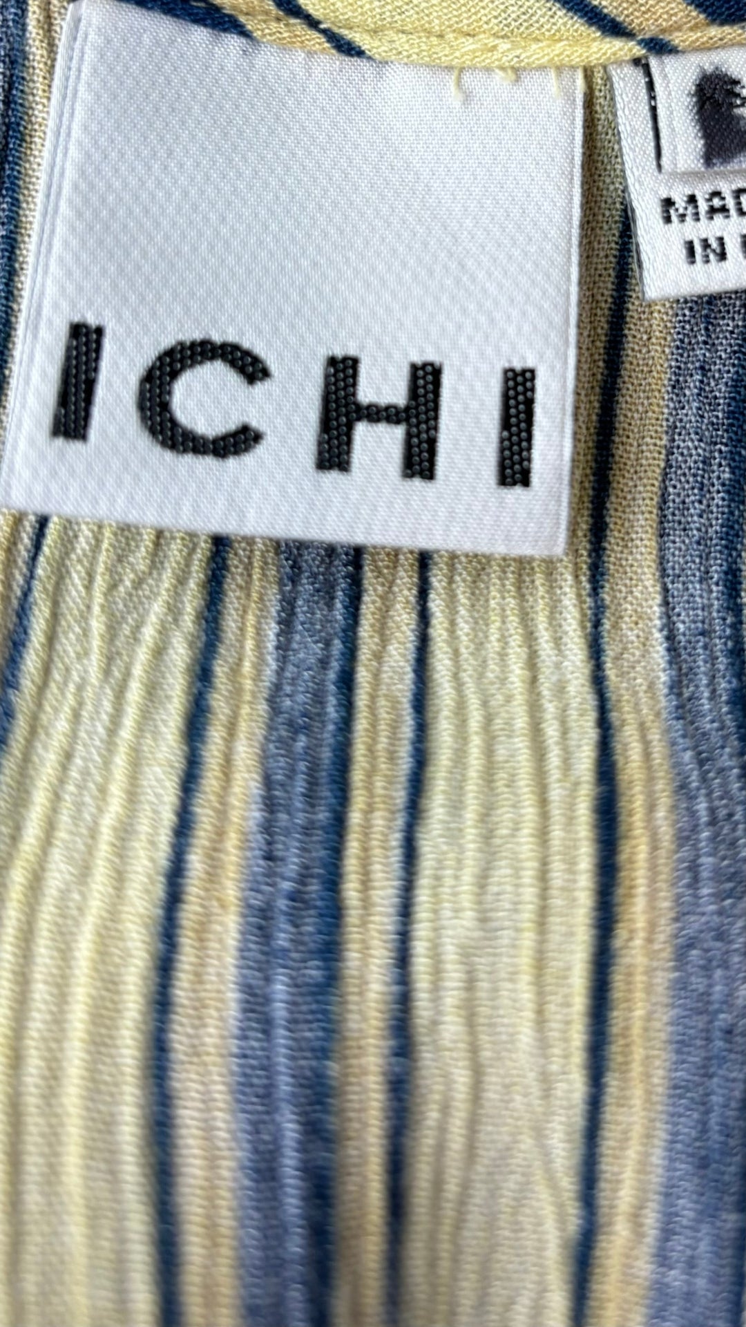 Robe jaune à rayures Ichi, taille m/l. Vue de l'étiquette de marque.
