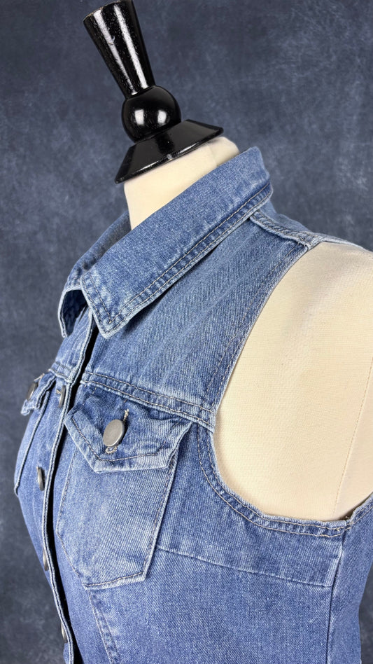 Robe en jeans Joie à corsage boutonné, taille medium. Vue de l'encolure.