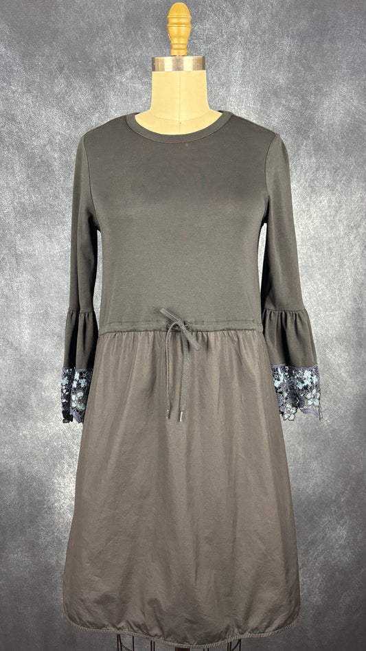 Robe noire en jersey, popeline de coton et ourlets des manches en dentelle florale See by Chloé, taille xs. Vue de face.