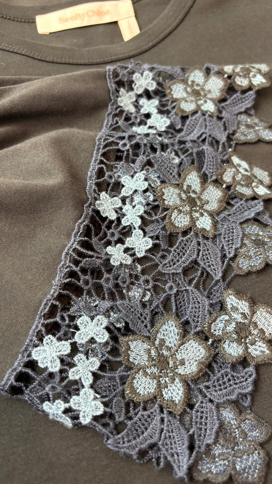 Robe noire en jersey, popeline de coton et ourlets des manches en dentelle florale See by Chloé, taille xs. Vue de la manche.