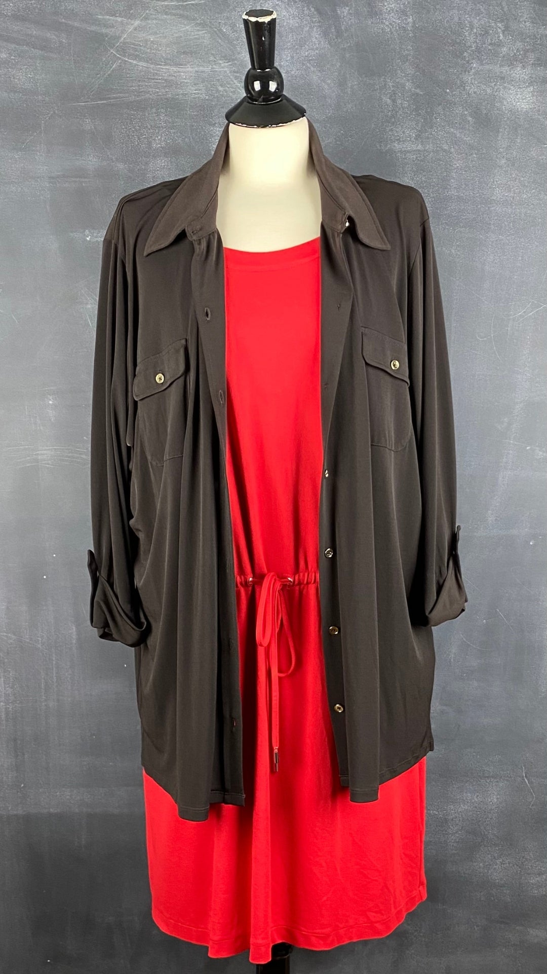 Robe en jersey extensible rouge avec poches Rachel Rachel Roy, taille xxl. Vue de l'agencement avec le chemisier fluide espresso.