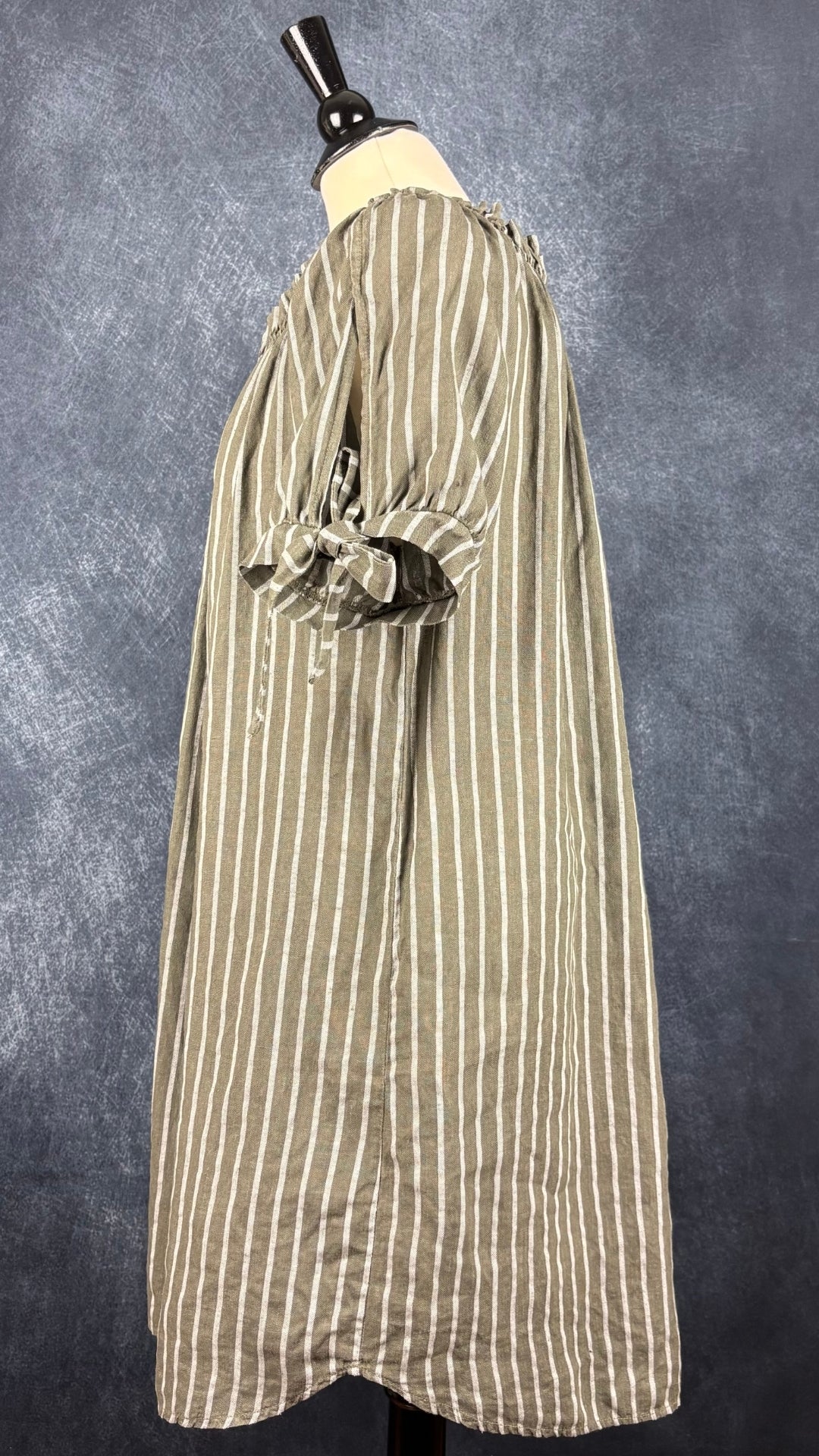 Robe kaki foncé à rayures et encolure extensible Lauren Vidal, taille estimée à large. Vue de côté.