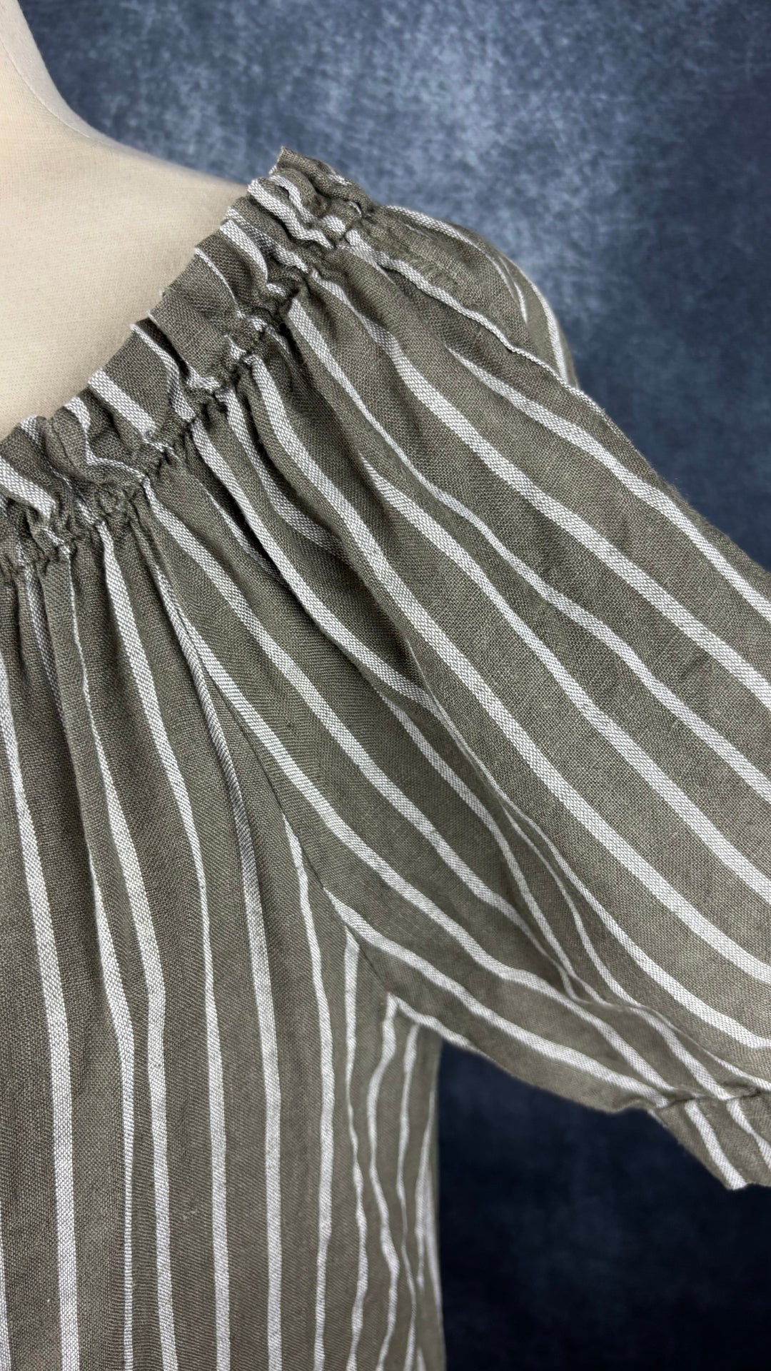 Robe kaki foncé à rayures et encolure extensible Lauren Vidal, taille estimée à large. Vue de l'emmanchure raglan.