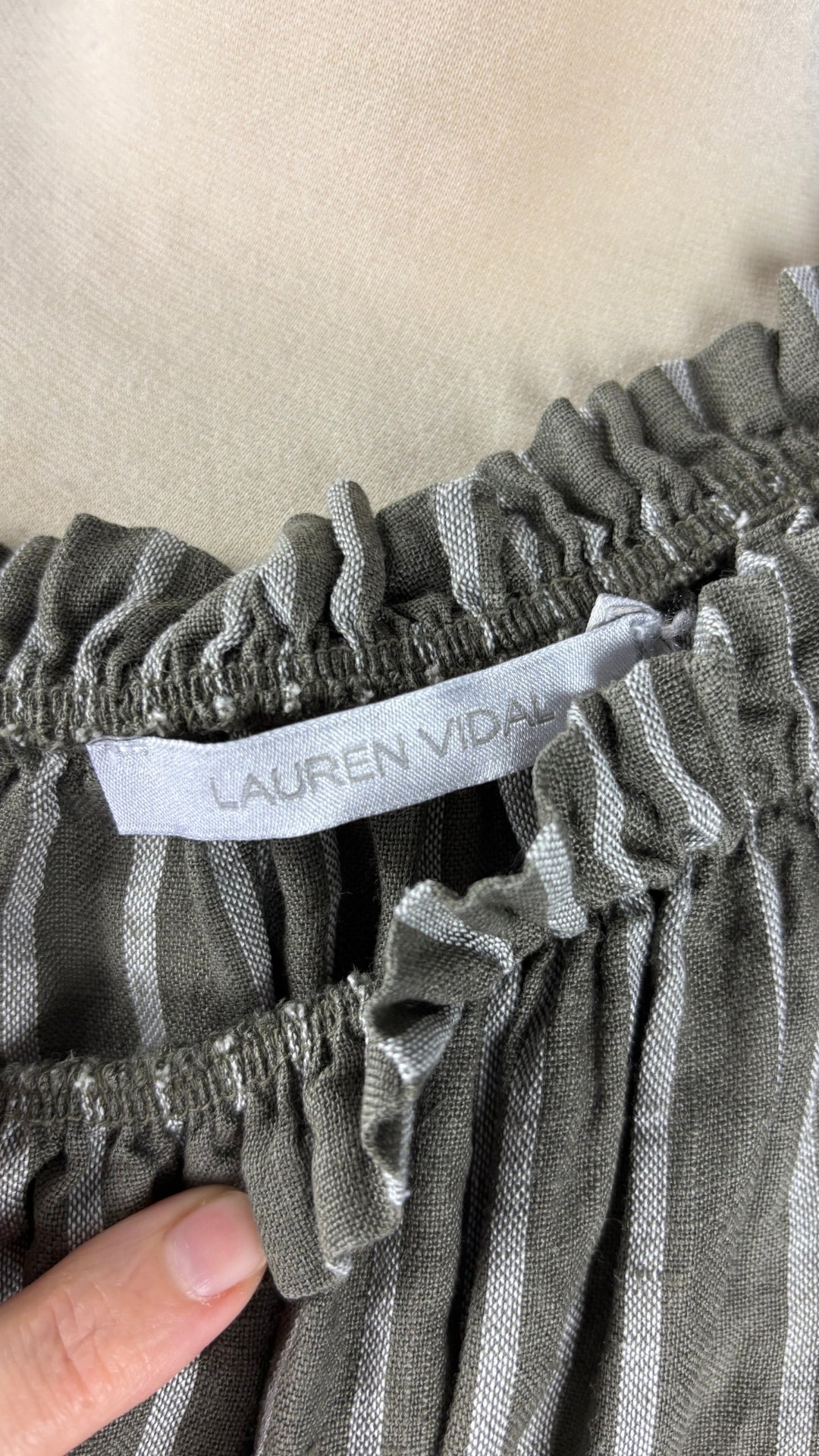 Robe kaki foncé à rayures et encolure extensible Lauren Vidal, taille estimée à large. Vue de l'étiquette.
