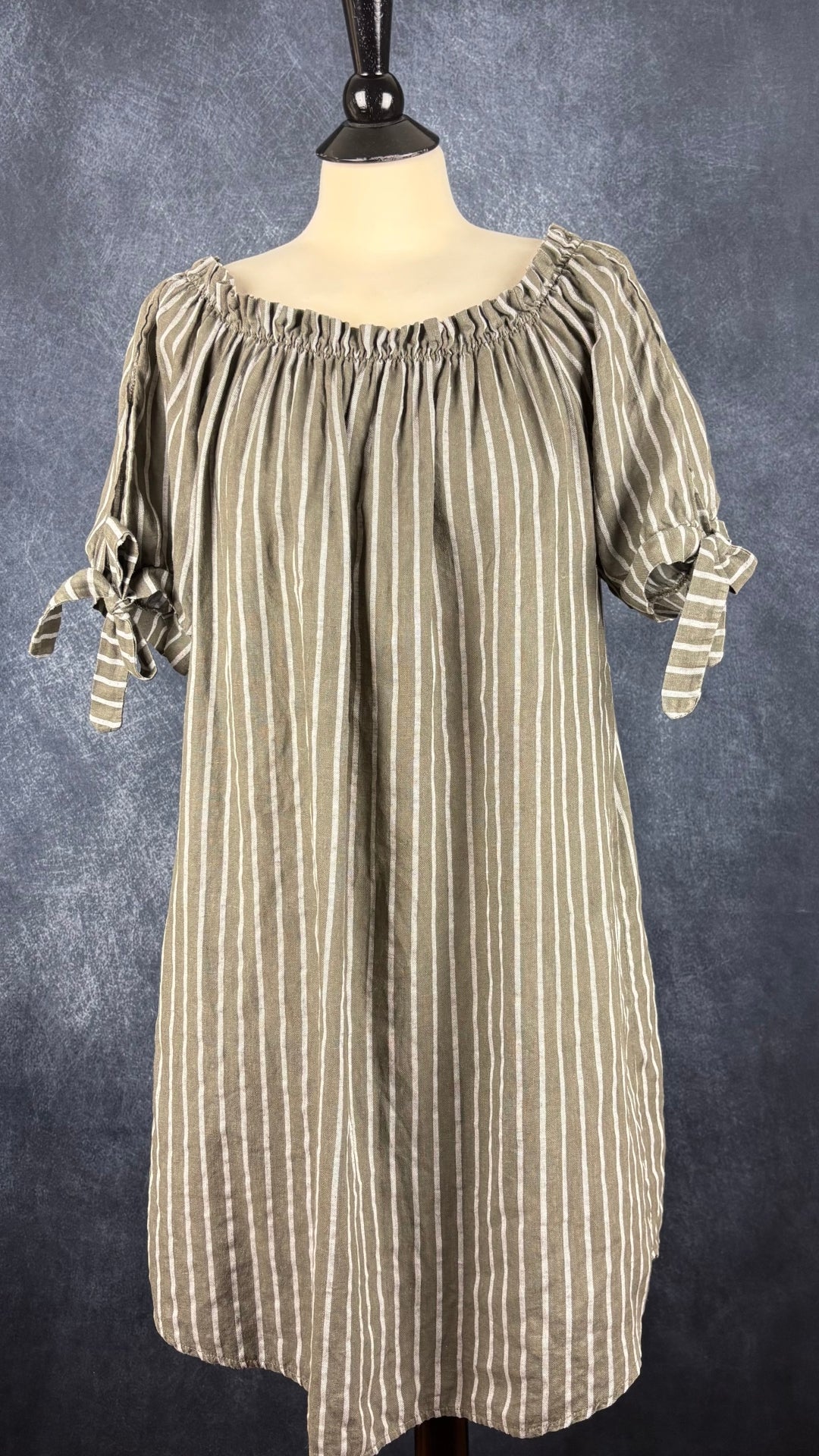 Robe kaki foncé à rayures et encolure extensible Lauren Vidal, taille estimée à large. Vue de face.