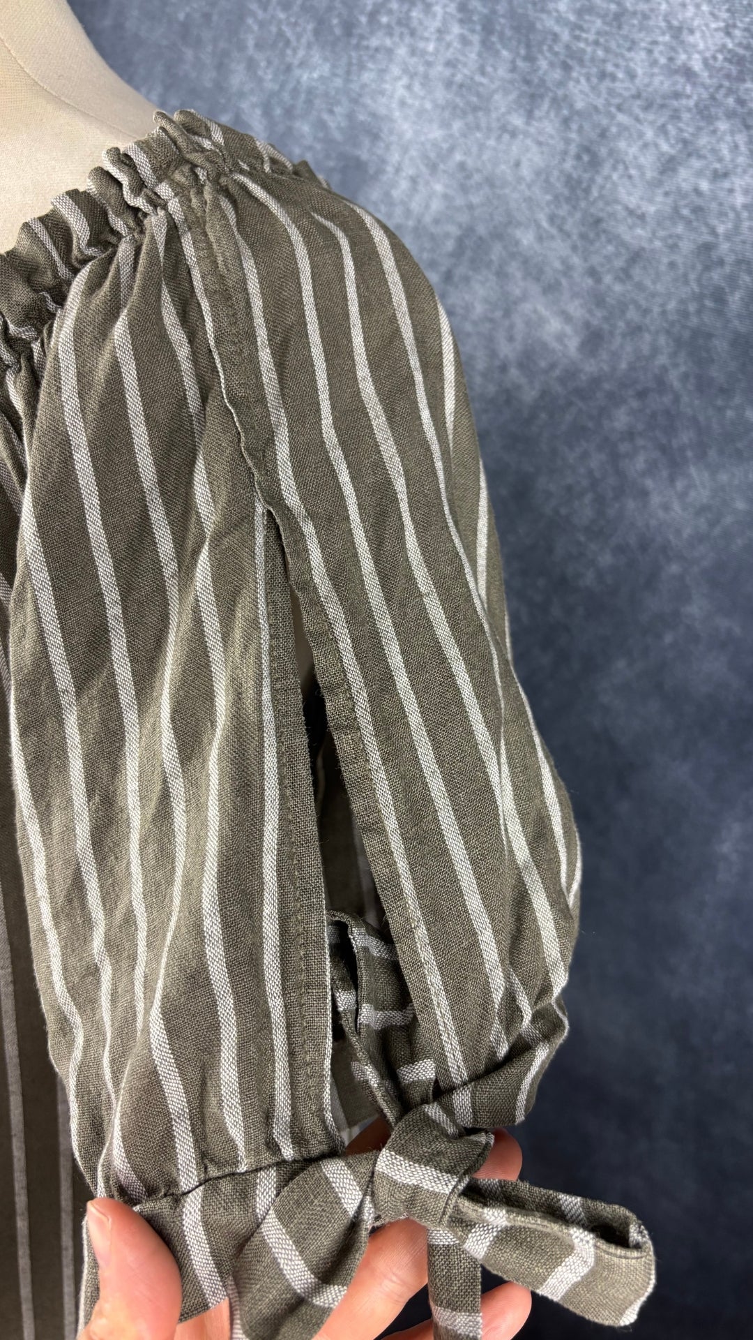 Robe kaki foncé à rayures et encolure extensible Lauren Vidal, taille estimée à large. Vue de l'ouverture dans la manche.