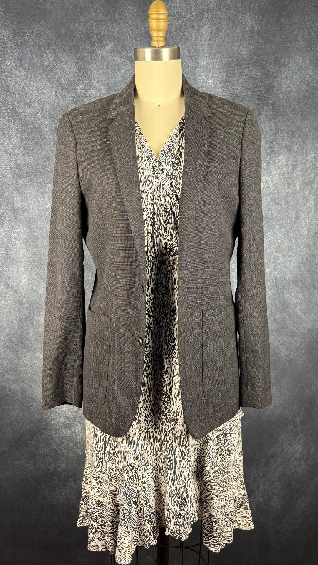 Robe légère et festive à motif noir et doré Suncoo, taille 1 (small). Vue de l'agencement avec le blazer Sandro.