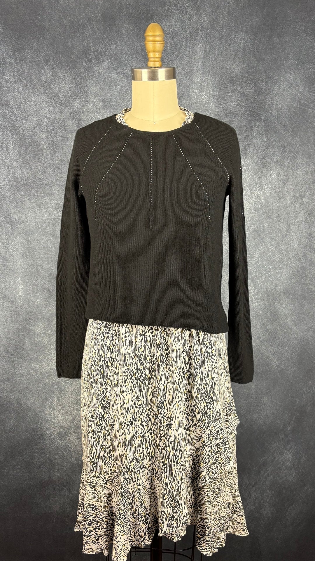 Robe légère et festive à motif noir et doré Suncoo, taille 1 (small). Vue de l'agencement avec le tricot noir Oui avec strass scintillants.