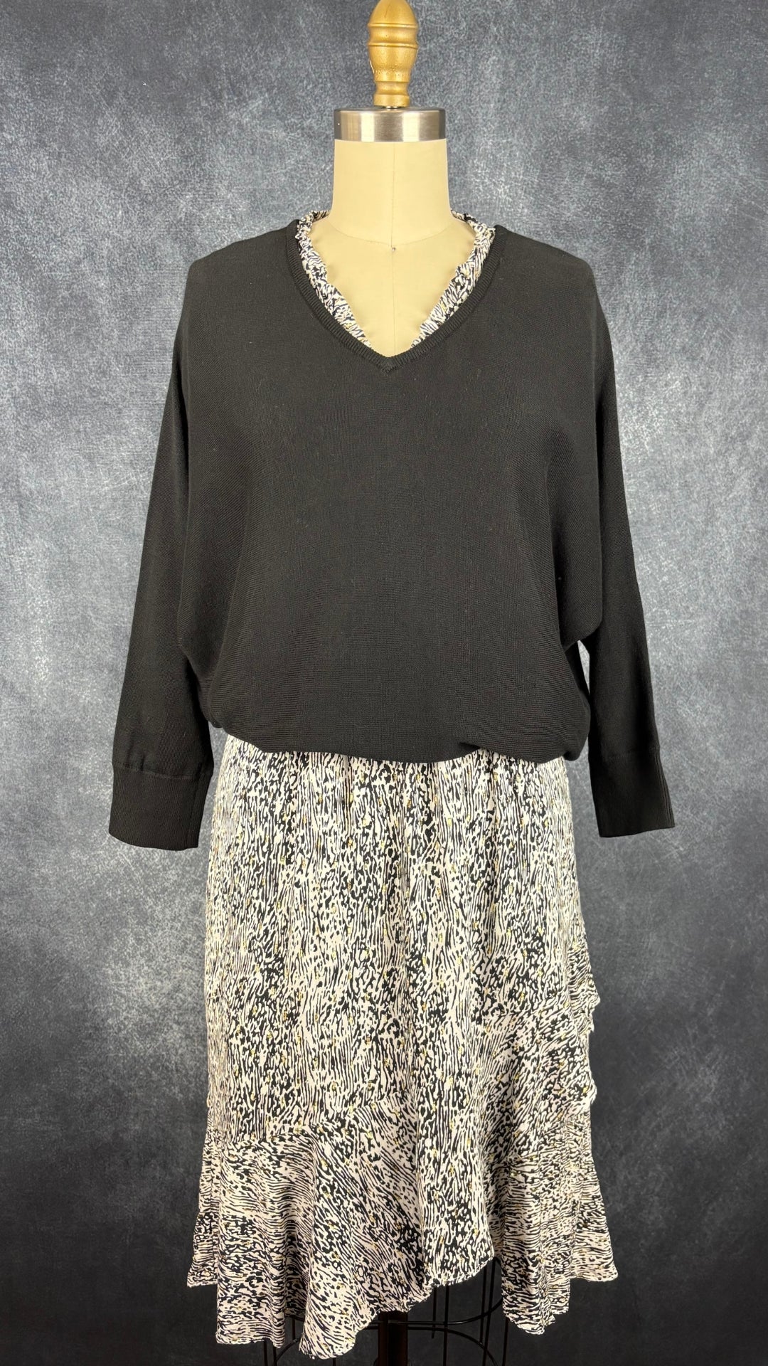 Robe légère et festive à motif noir et doré Suncoo, taille 1 (small). Vue de l'agencement avec le tricot noir à col V Repeat.