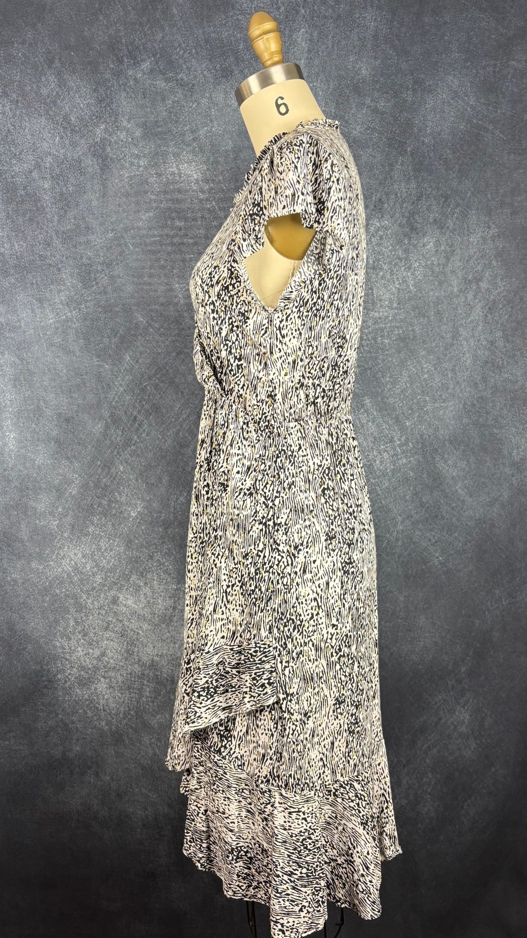 Robe légère et festive à motif noir et doré Suncoo, taille 1 (small). Vue de côté.