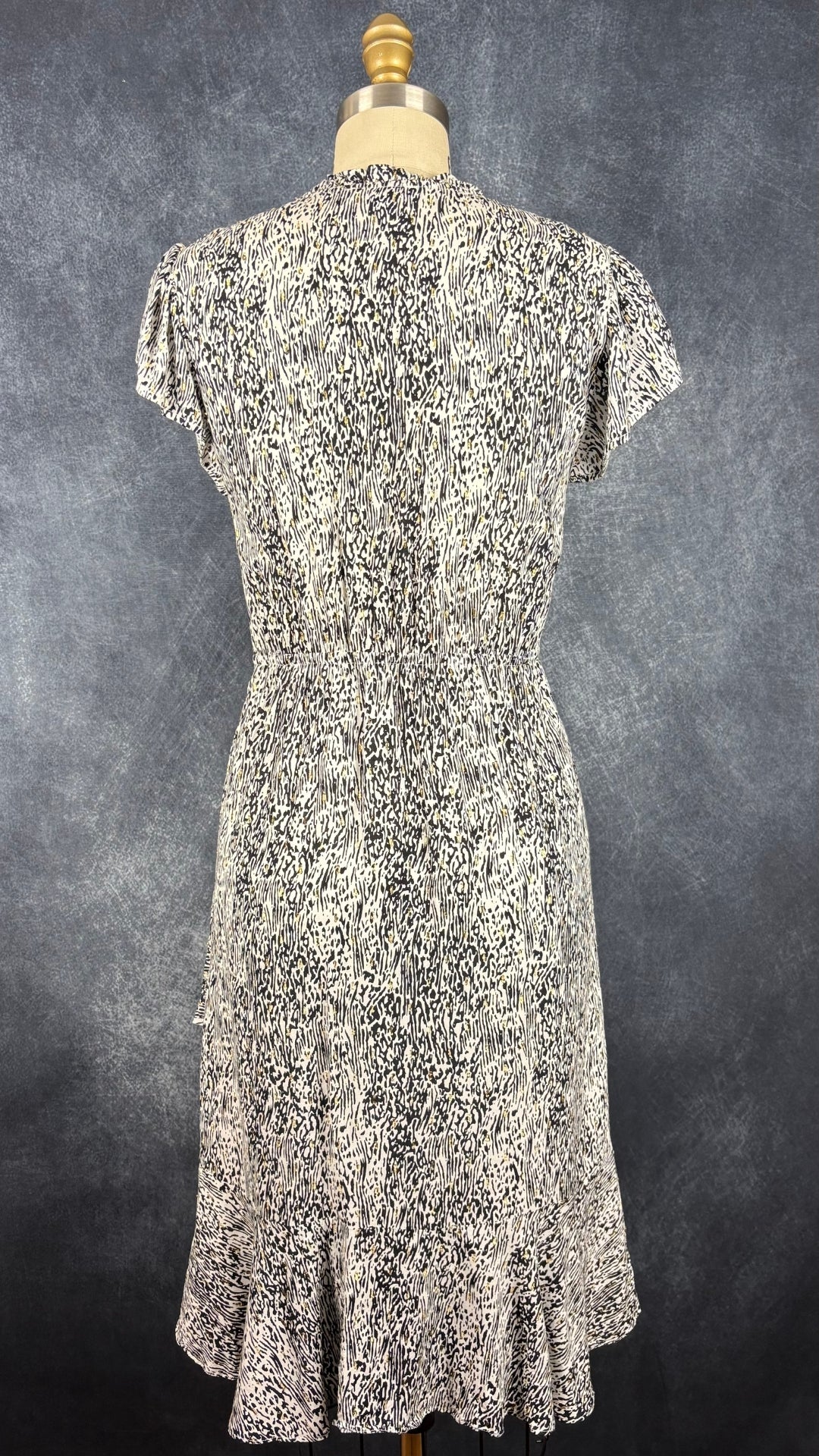 Robe légère et festive à motif noir et doré Suncoo, taille 1 (small). Vue de dos.