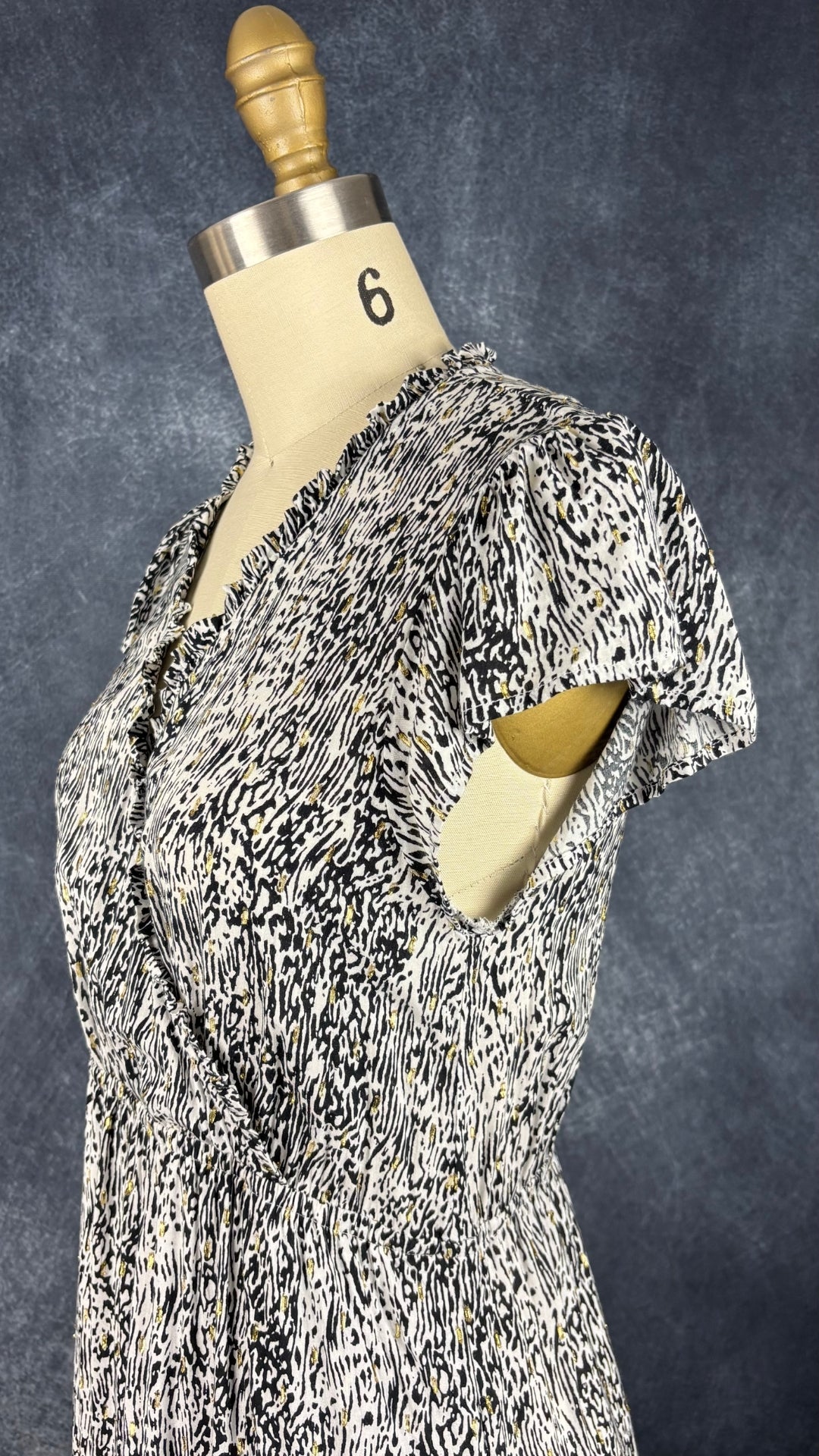 Robe légère et festive à motif noir et doré Suncoo, taille 1 (small). Vue de l'encolure.