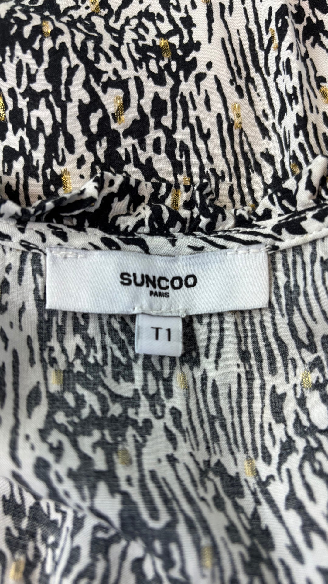 Robe légère et festive à motif noir et doré Suncoo, taille 1 (small). Vue de l'étiquette.