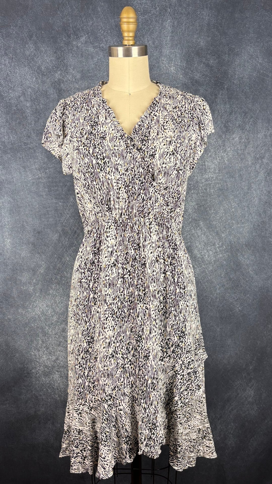 Robe légère et festive à motif noir et doré Suncoo, taille 1 (small). Vue de face.