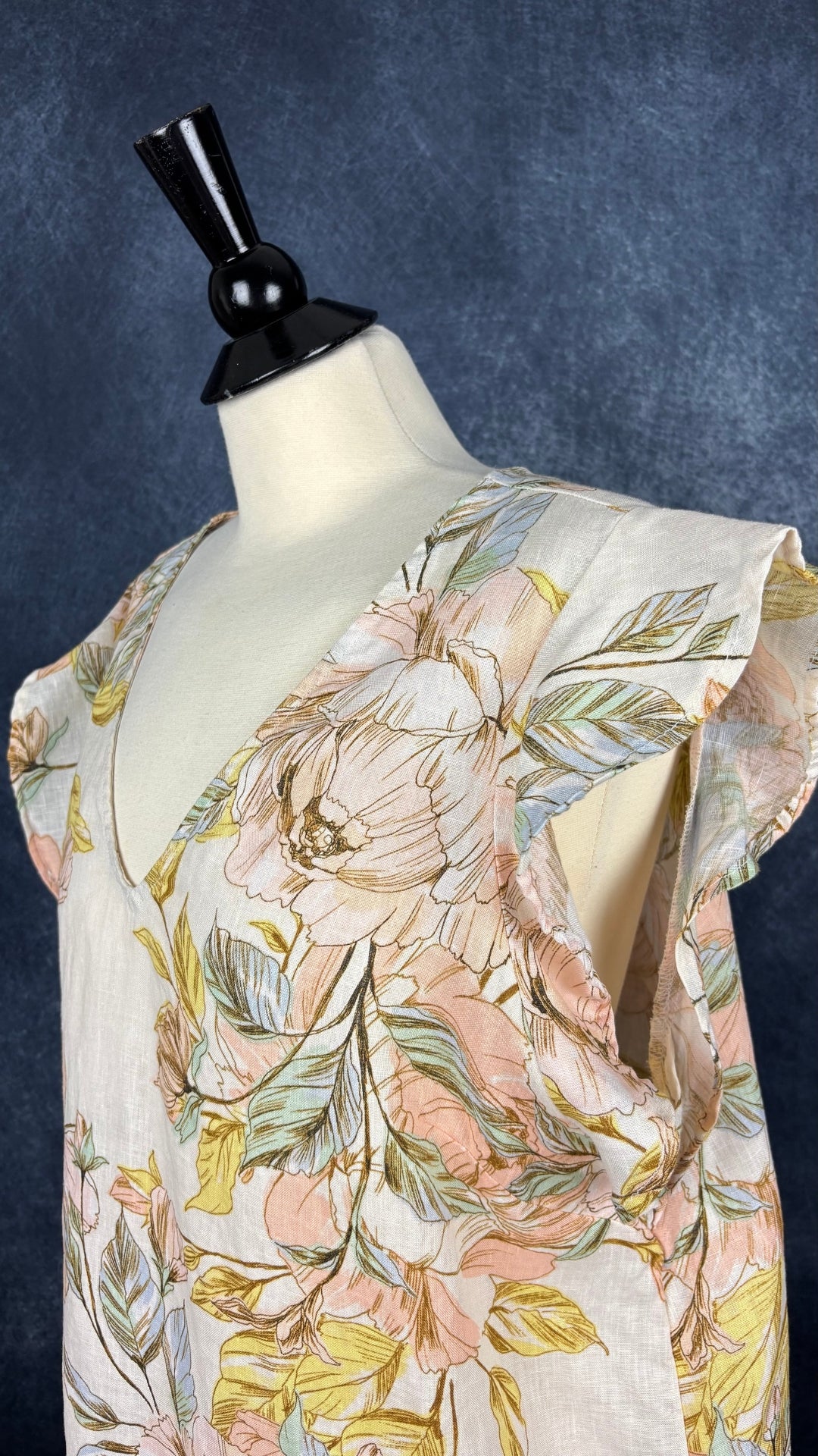 Robe en lin à motifs floraux à manches à petits volants Nicole Miller New York, taille xl. Vue de l'encolure.