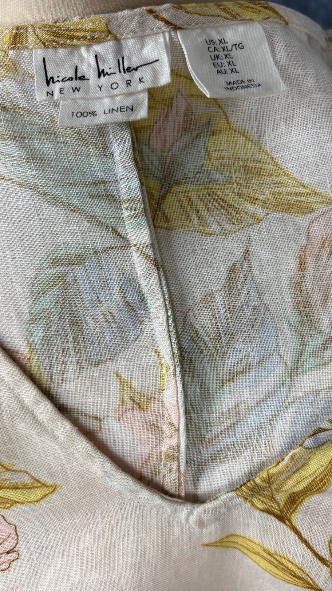 Robe en lin à motifs floraux à manches à petits volants Nicole Miller New York, taille xl. Vue de l'étiquette.