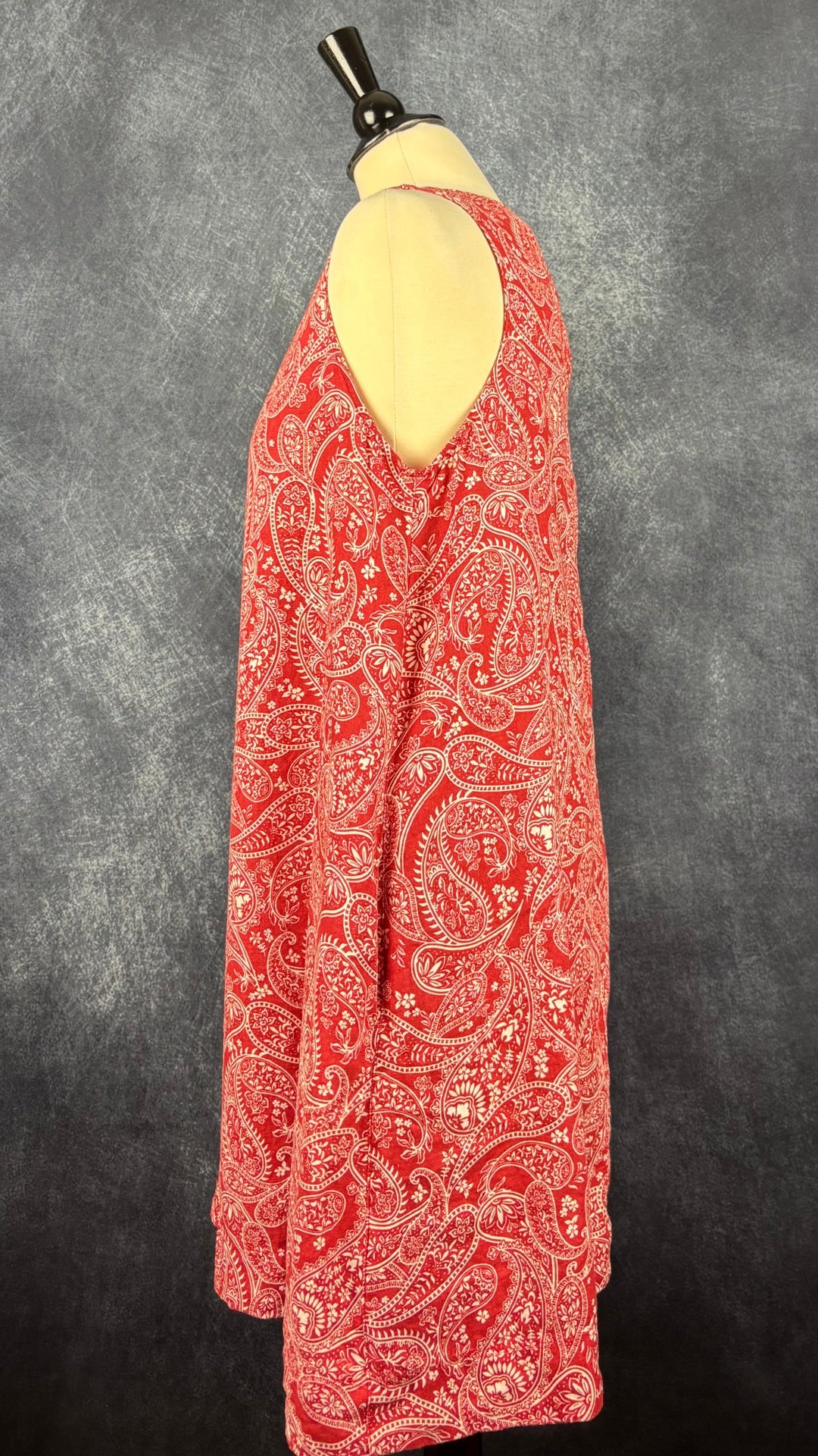 Robe en lin rouge rouille à motifs blancs et poches Rachel Zoe, taille medium (environ large). Vue de côté.