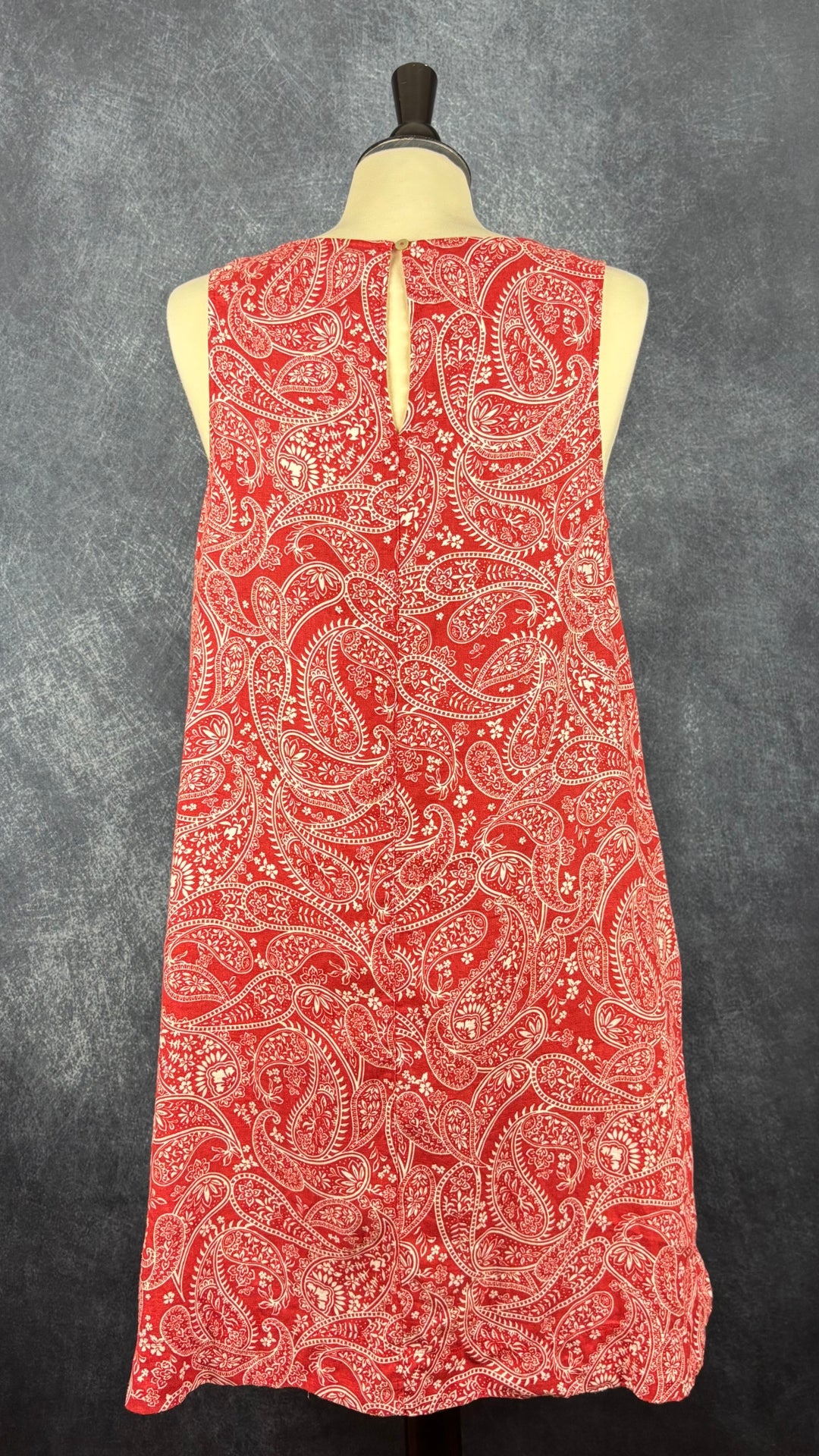 Robe en lin rouge rouille à motifs blancs et poches Rachel Zoe, taille medium (environ large). Vue de dos.