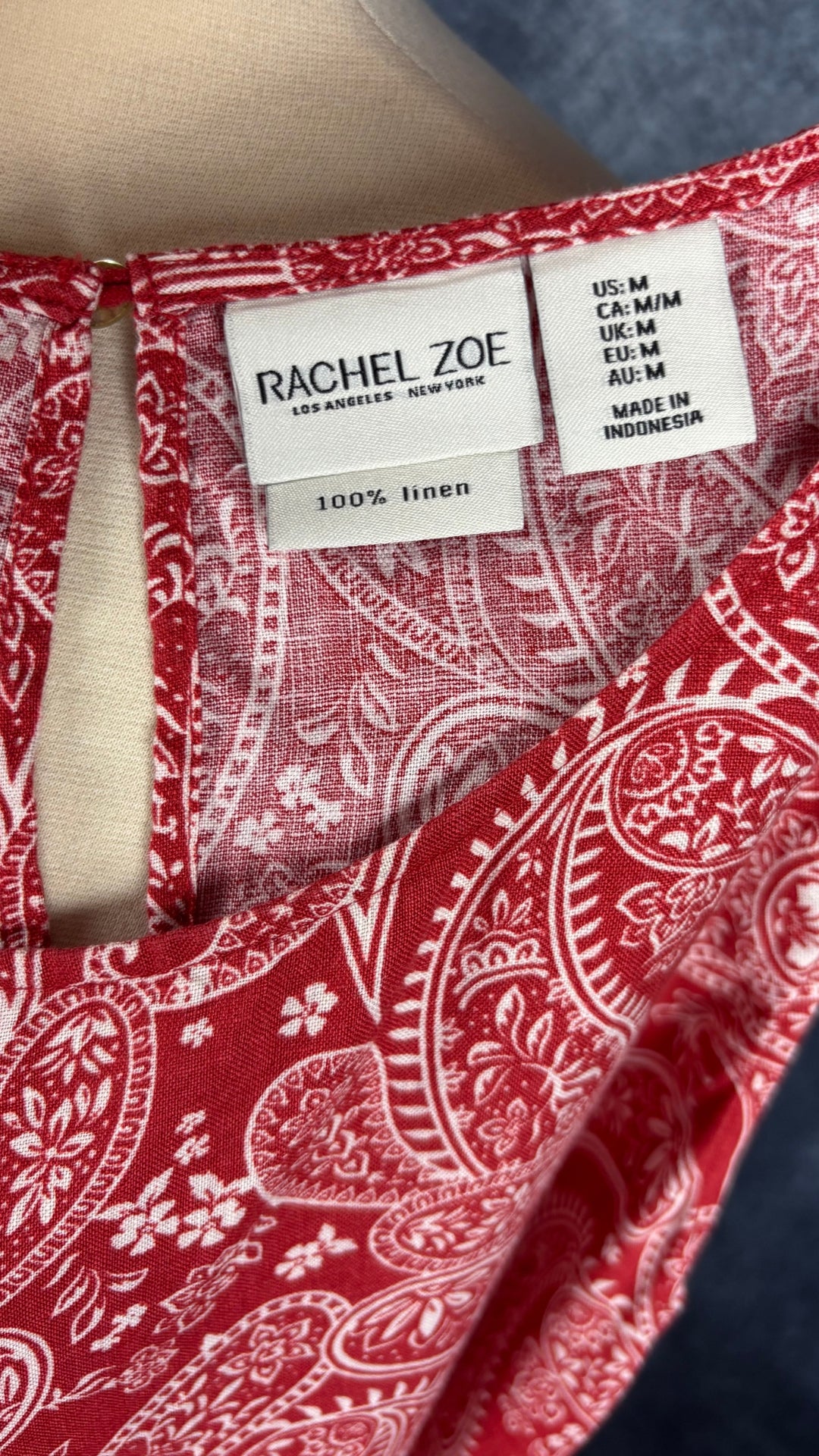 Robe en lin rouge rouille à motifs blancs et poches Rachel Zoe, taille medium (environ large). Vue de l'étiquette.