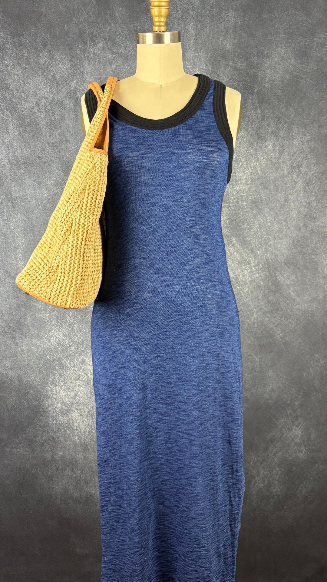 Robe longue de plage bleue Diesel, taille xs. Vue de l'agencement avec un sac de plage.