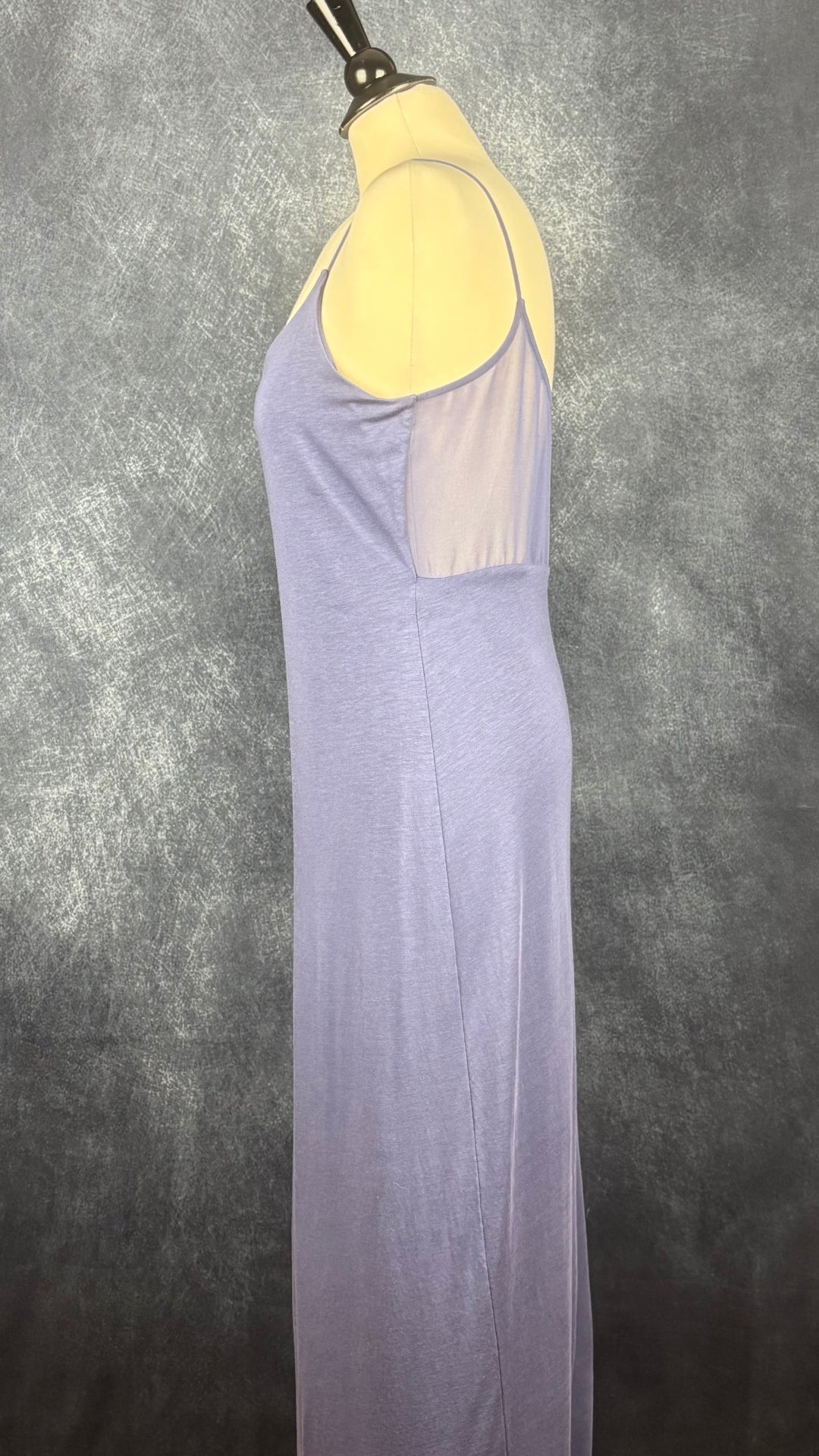 Robe longue douce et fluide bleu-mauve à fines bretelles Stile Benetton, taille medium. Vue de côté.