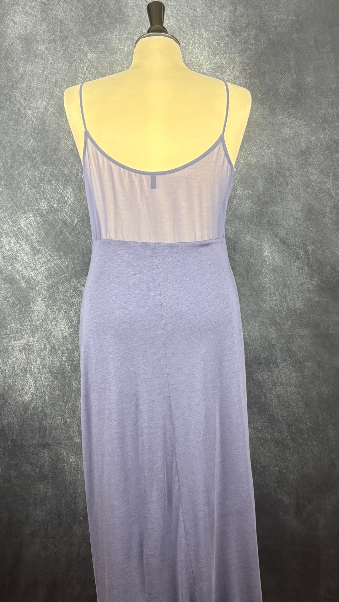 Robe longue douce et fluide bleu-mauve à fines bretelles Stile Benetton, taille medium. Vue de dos.