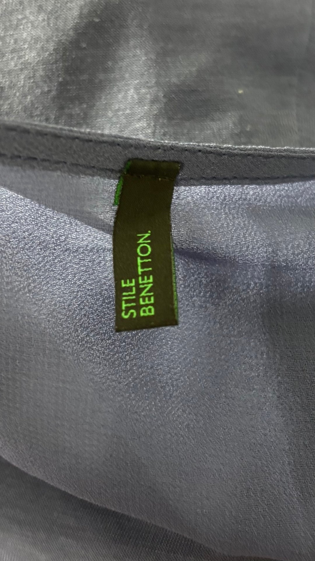 Robe longue douce et fluide bleu-mauve à fines bretelles Stile Benetton, taille medium. Vue de l'étiquette.