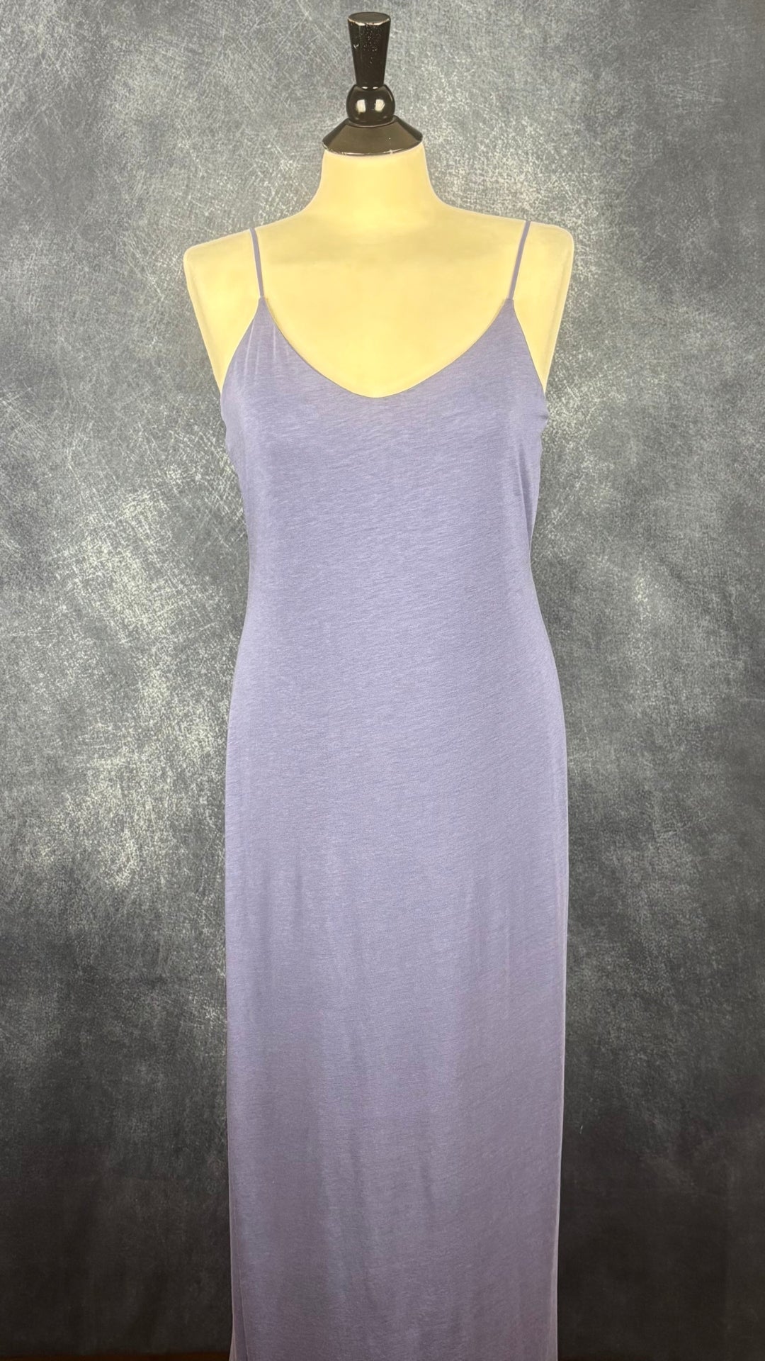 Robe longue douce et fluide bleu-mauve à fines bretelles Stile Benetton, taille medium. Vue de face.