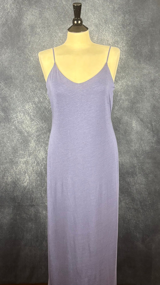 Robe longue douce et fluide bleu-mauve à fines bretelles Stile Benetton, taille medium. Vue de face.