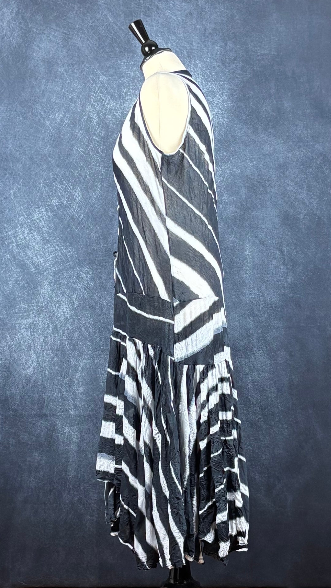Robe longue effet froissé Lauren Vidal, taille xxl (convient mieux à large). Vue de côté.