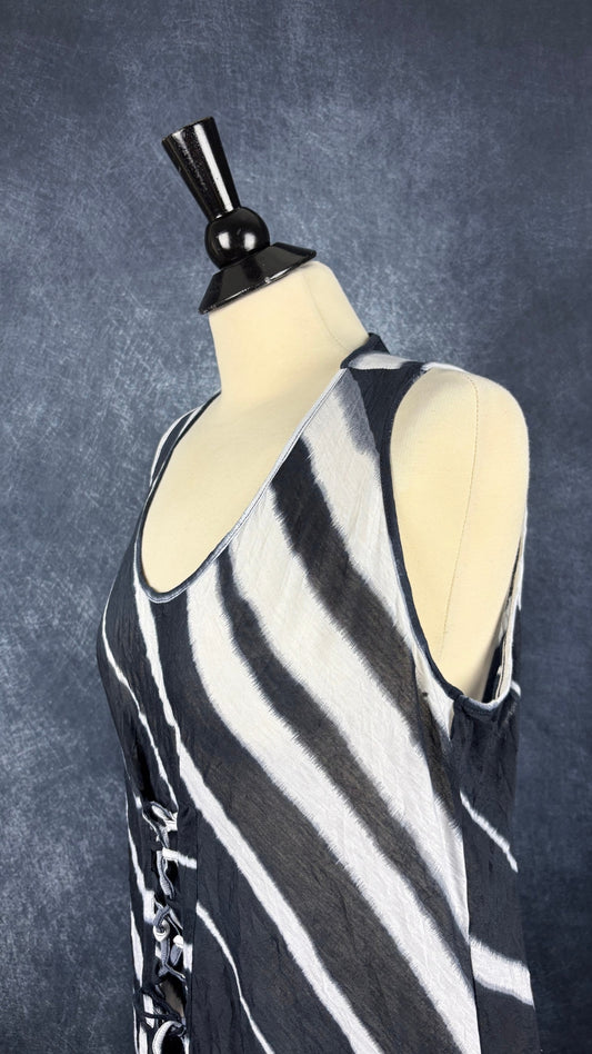 Robe longue effet froissé Lauren Vidal, taille xxl (convient mieux à large). Vue de l'encolure.