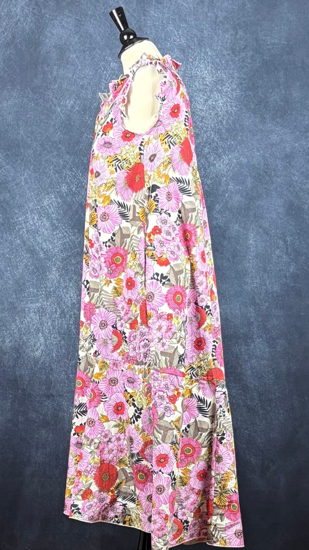 Robe longue ample fleurie en coton avec poches, fabriquée en Italie, Chepè, taille medium. Vue de côté.