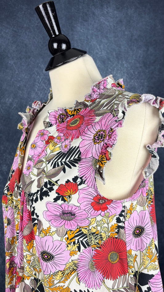 Robe longue ample fleurie en coton avec poches, fabriquée en Italie, Chepè, taille medium. Vue de l'encolure.