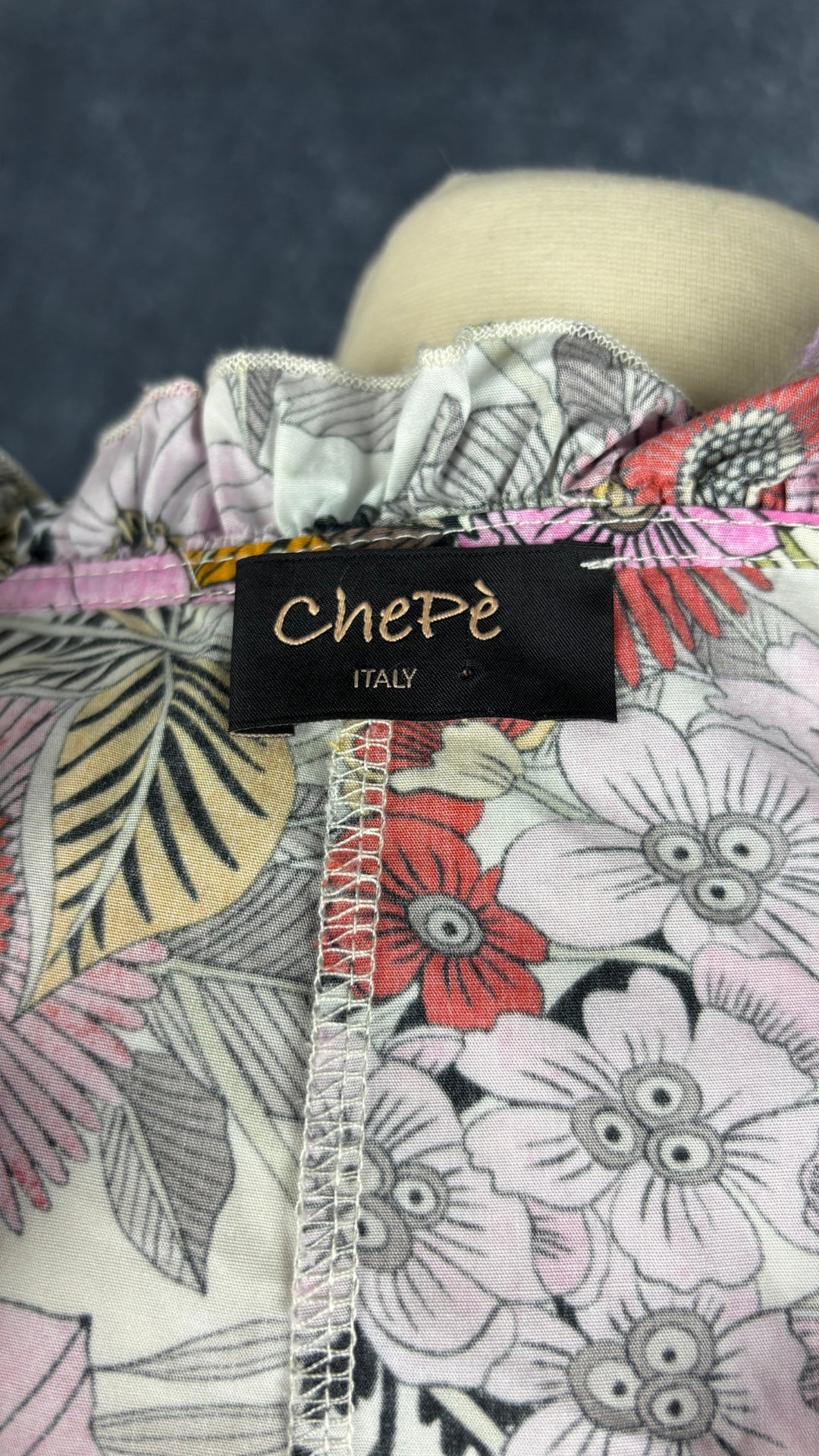Robe longue ample fleurie en coton avec poches, fabriquée en Italie, Chepè, taille medium. Vue de l'étiquette.
