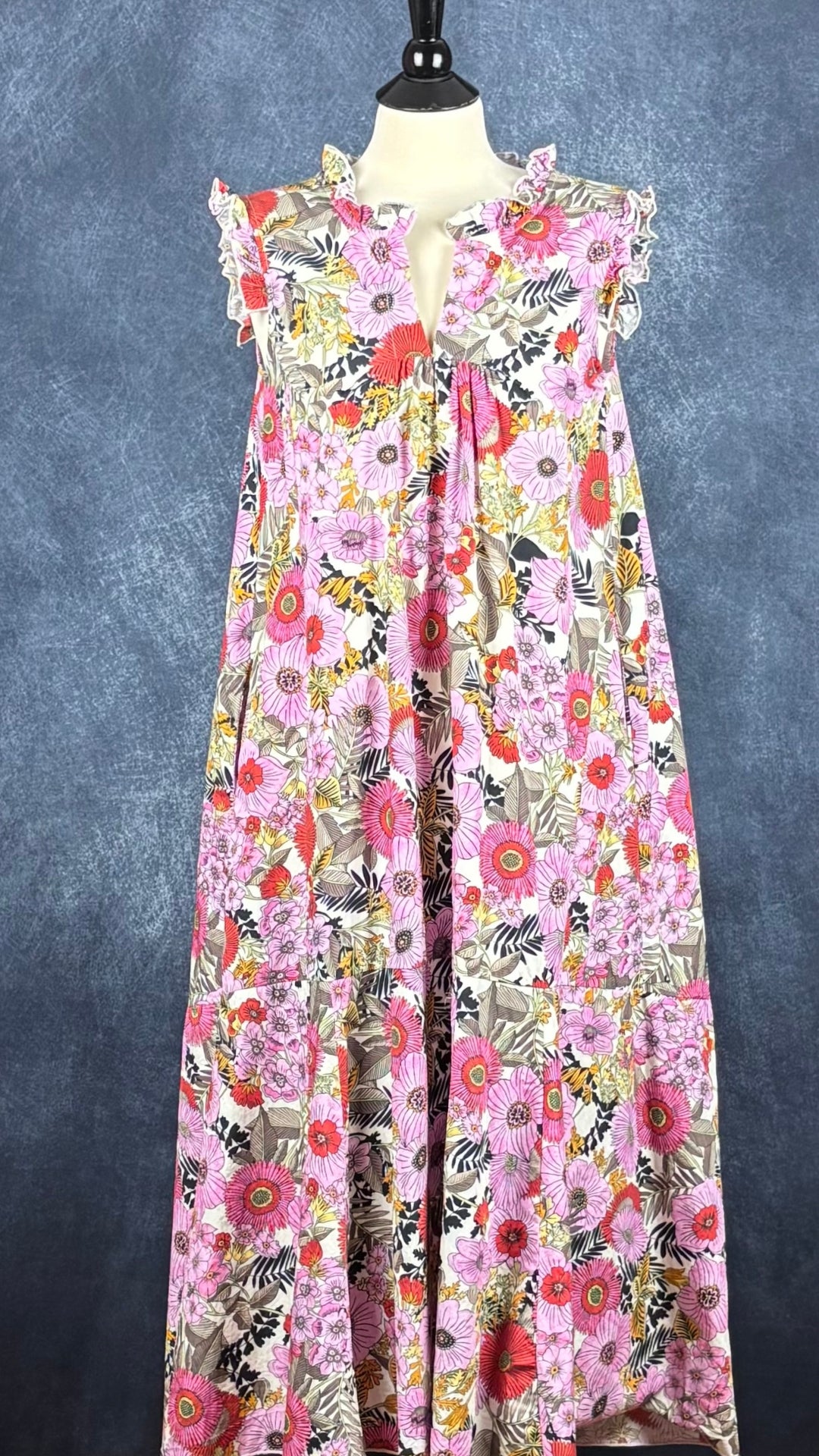 Robe longue ample fleurie en coton avec poches, fabriquée en Italie, Chepè, taille medium. Vue de face.