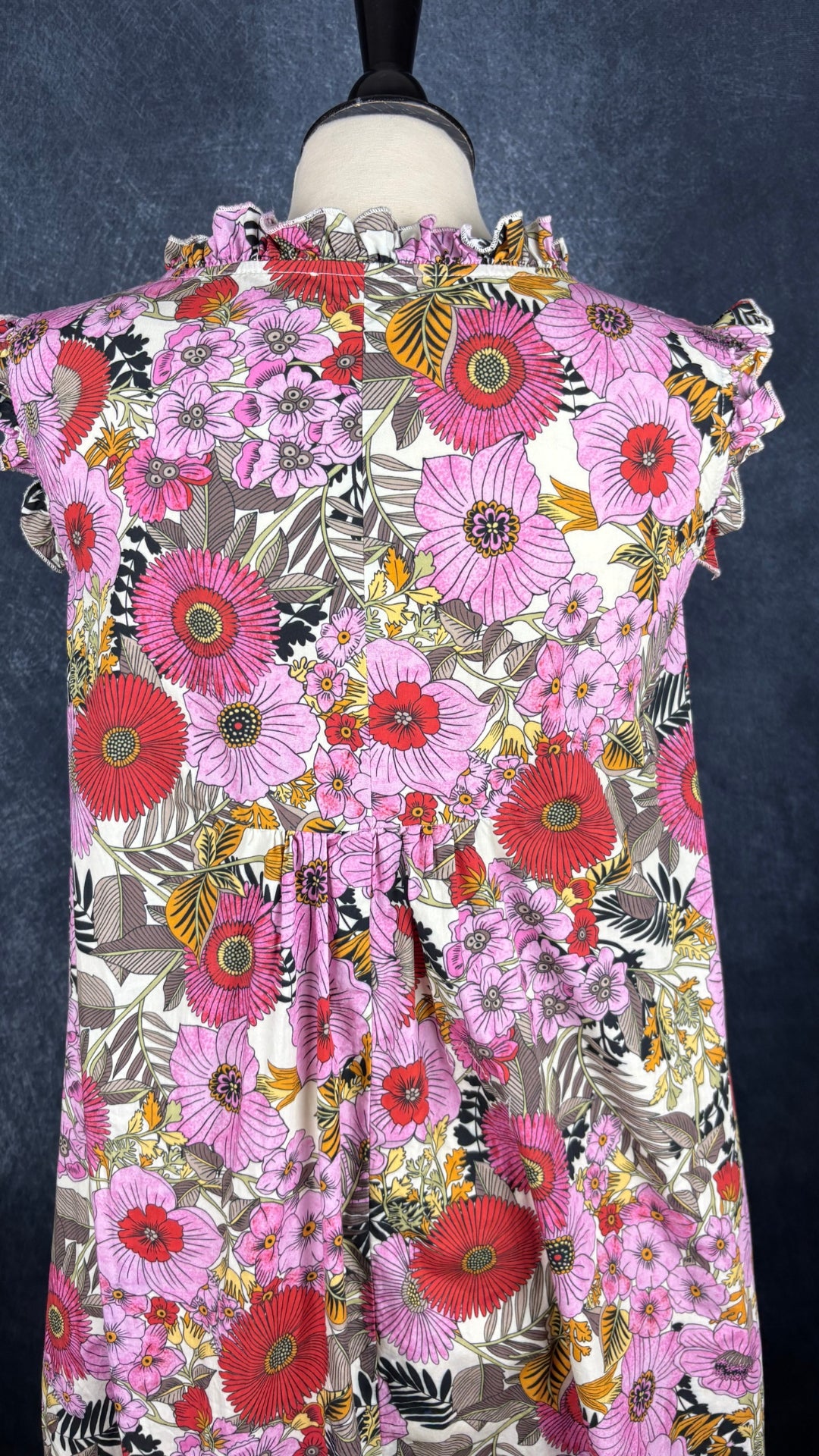 Robe longue ample fleurie en coton avec poches, fabriquée en Italie, Chepè, taille medium. Vue de près du haut du dos.