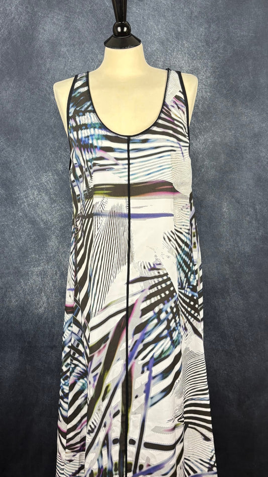 Robe longue légère et fluide à motifs Marc Cain, taille estimée à large. Vue de face.