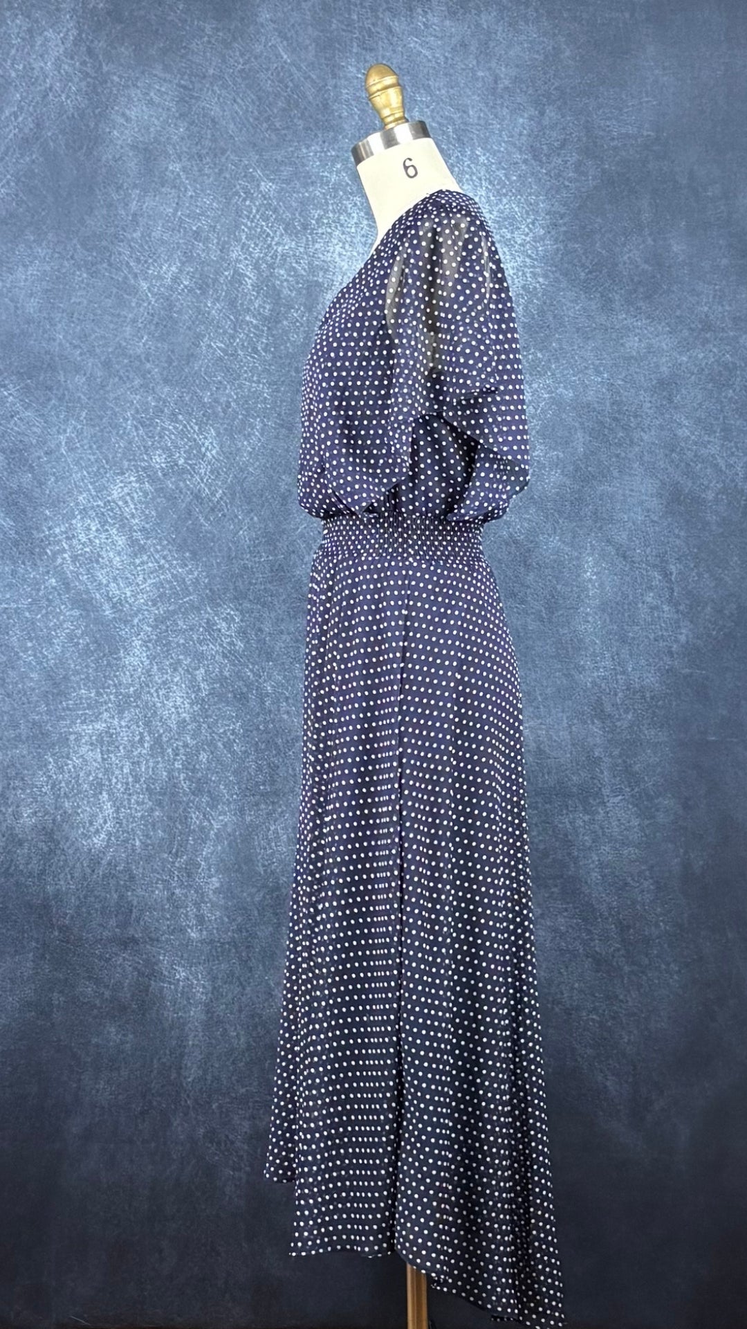 Robe longue marine à mini pois DKNY, taille 6. Vue de côté.