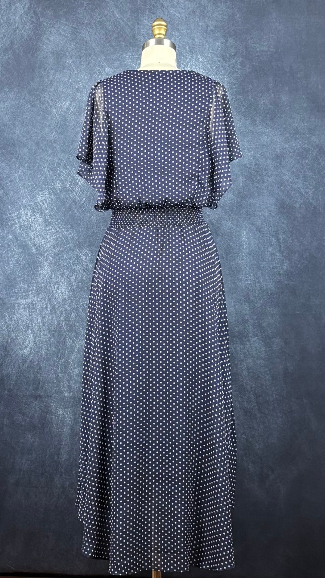 Robe longue marine à mini pois DKNY, taille 6. Vue de dos.