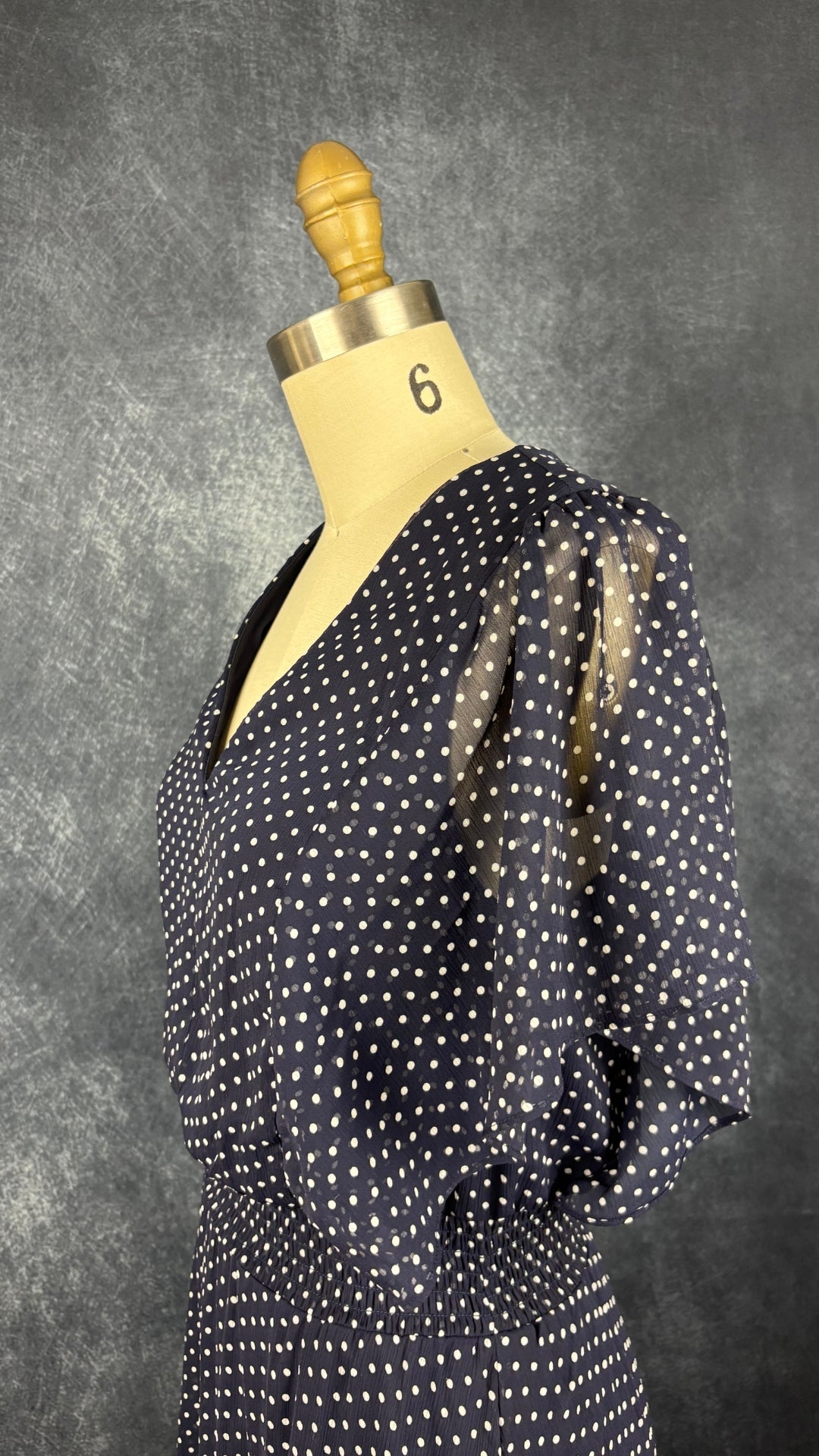 Robe longue marine à mini pois DKNY, taille 6. Vue de l'encolure.