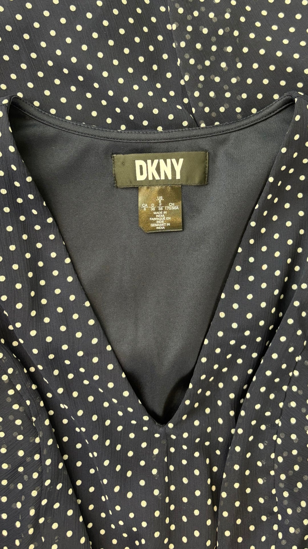 Robe longue marine à mini pois DKNY, taille 6. Vue de l'étiquette.