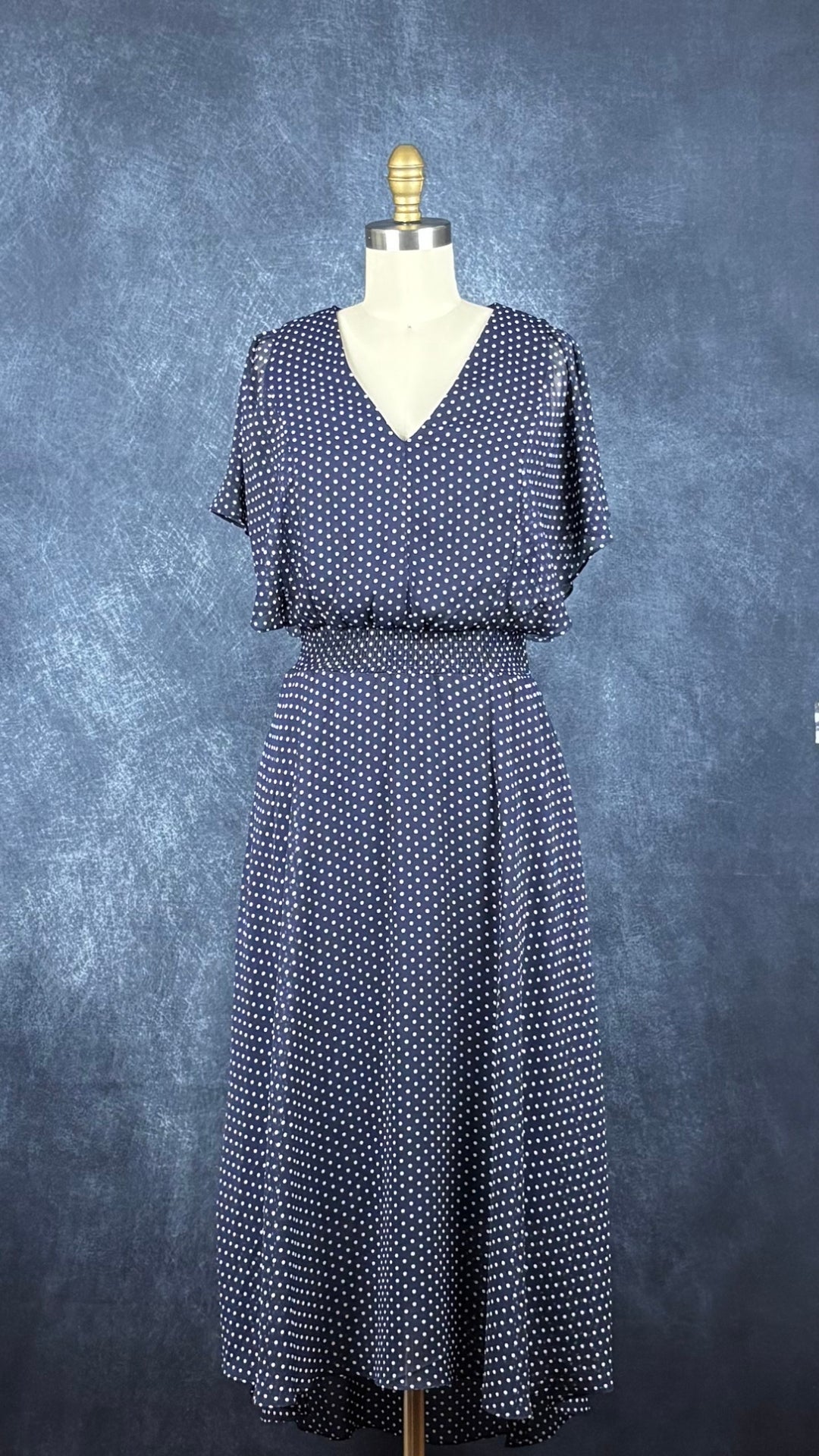 Robe longue marine à mini pois DKNY, taille 6. Vue de face.