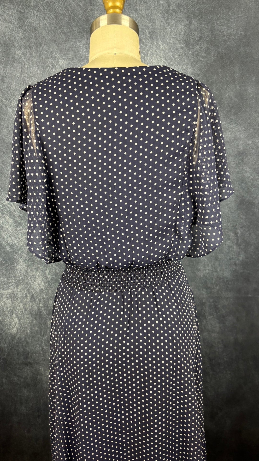 Robe longue marine à mini pois DKNY, taille 6. Vue de près du haut du dos.